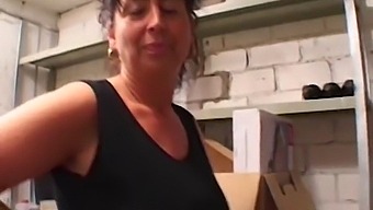 અમેટ્યુર Milf શેડમાં એનલ મેળવે છે