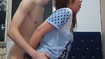 감각적인 계단 누이가 키스로 유혹하고 스페인 포르노에서 성적 욕구를 탐구합니다