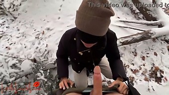 Публичный Минет Луны На Улице Почти Доставляет Ей Неприятности.